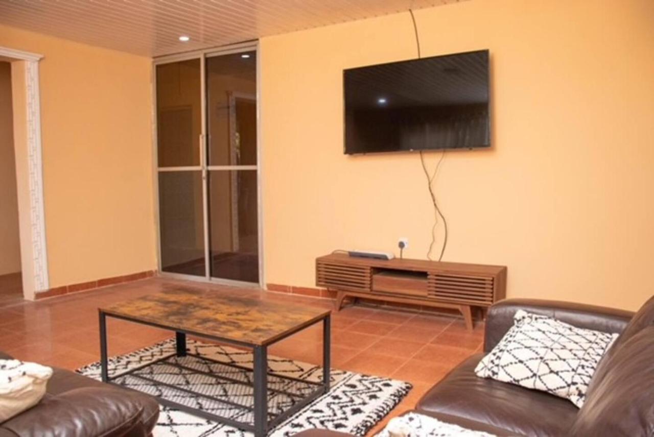 Fully Aircondition 3Bed Villa- A C- Wifi- Hotwater Freetown Exterior foto