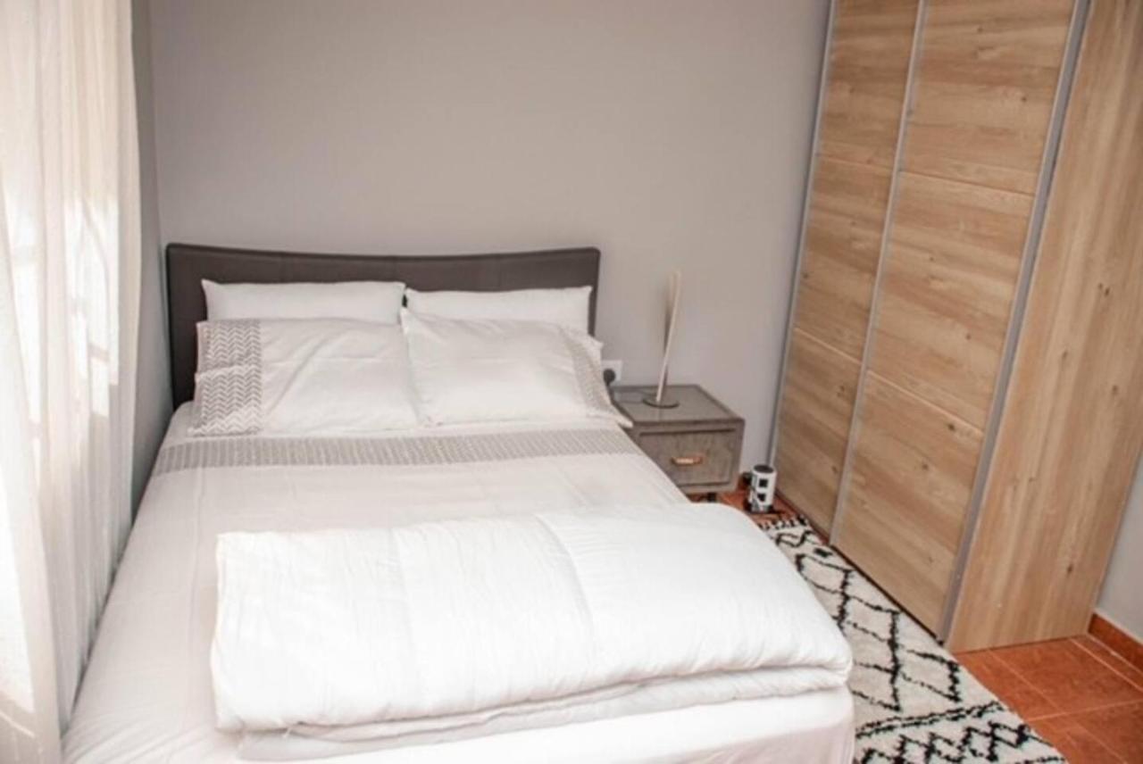 Fully Aircondition 3Bed Villa- A C- Wifi- Hotwater Freetown Exterior foto