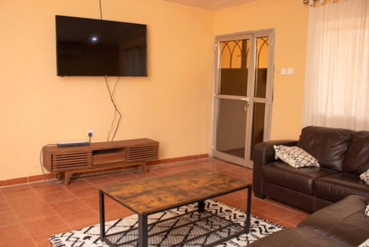 Fully Aircondition 3Bed Villa- A C- Wifi- Hotwater Freetown Exterior foto
